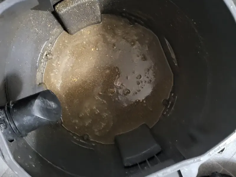 경주 석션 장비 통에 빨려 나온 오수와 찌꺼기